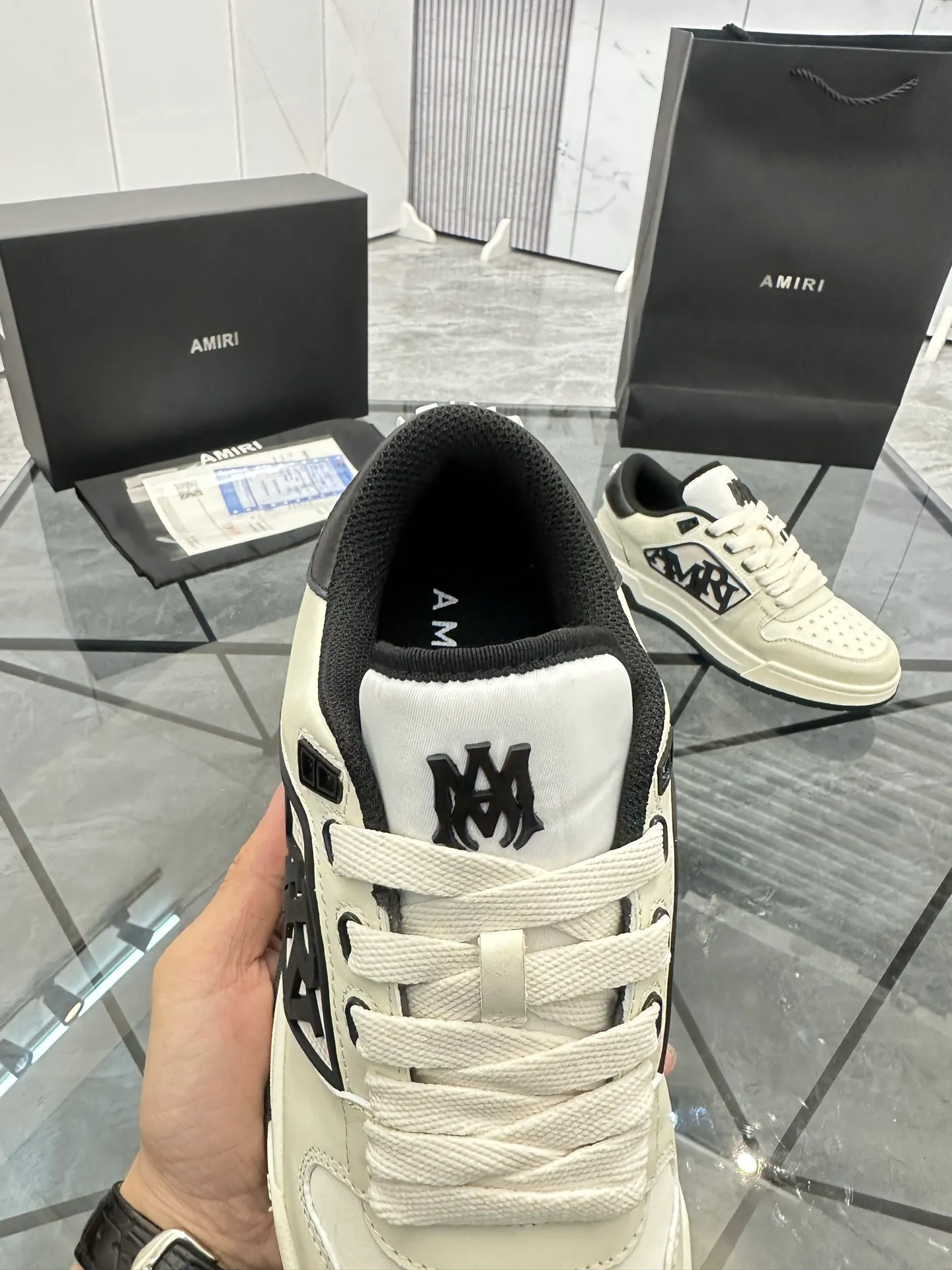 Men's shoes: 💰P660¥ Guangzhou top quality Product trademark: AMIRI* "Amir*" low-top casual shoes Regular size: 39-44 (can be customized to 45) Product material: upper imported first-layer cowhide stitching original material, breathable lining, original outsole. Number: 525